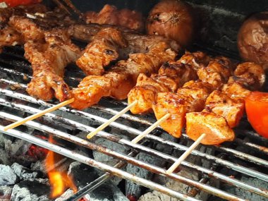 Lezzetli Adana kebabı ve salata