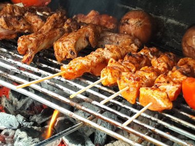 Lezzetli Adana kebabı ve salata