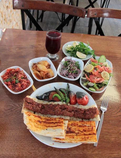 Heerlijke Adana Kebab Salades — Stockfoto