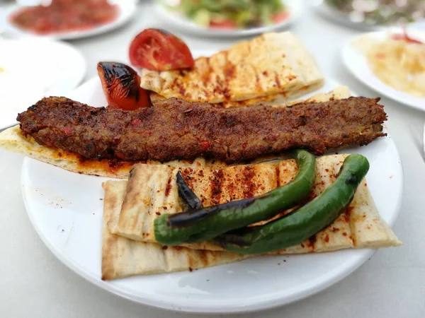 Délicieux Kebab Adana Salades — Photo