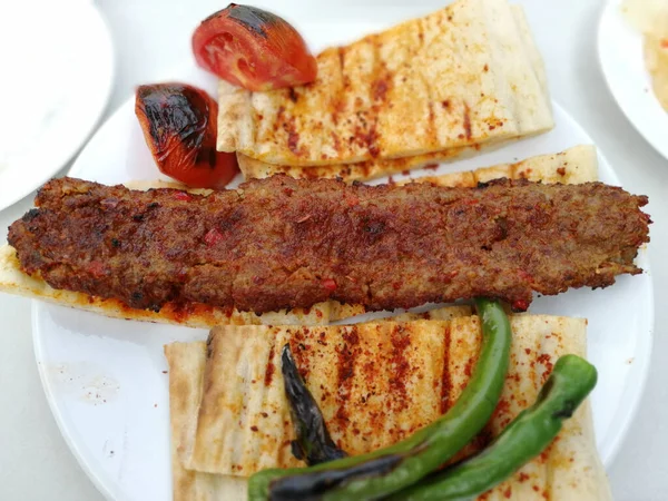 Köstliche Adana Kebab Und Salate — Stockfoto