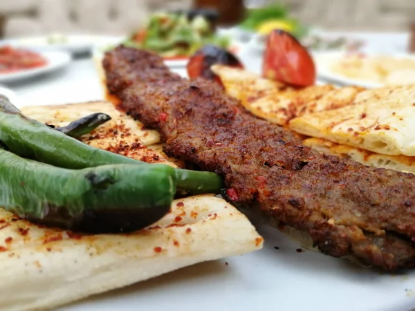 Heerlijke Adana Kebab Salades — Stockfoto