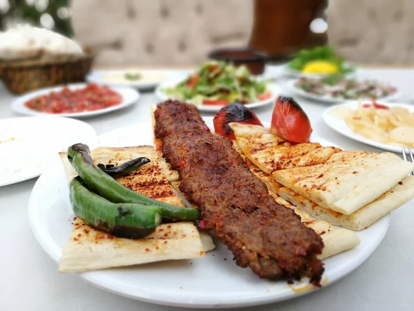 Delicioso Kebab Adana Saladas — Fotografia de Stock