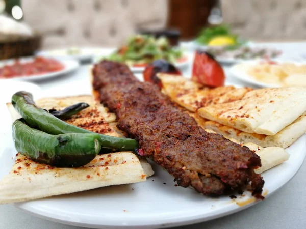 Delicioso Kebab Adana Ensaladas — Foto de Stock