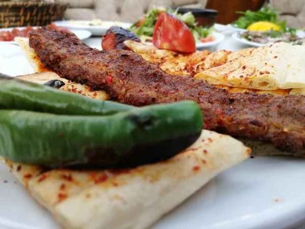 Delicioso Kebab Adana Ensaladas — Foto de Stock