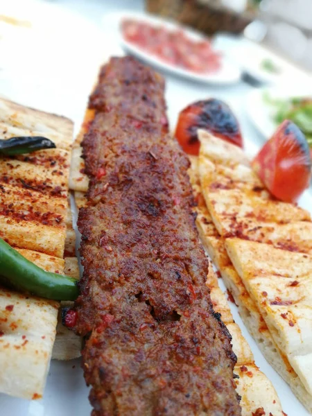 Lezat Adana Kebab Dan Salad — Stok Foto