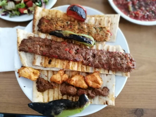 Heerlijke Adana Kebab Salades — Stockfoto