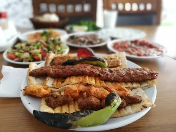 Ízletes Adana Kebab Saláták — Stock Fotó