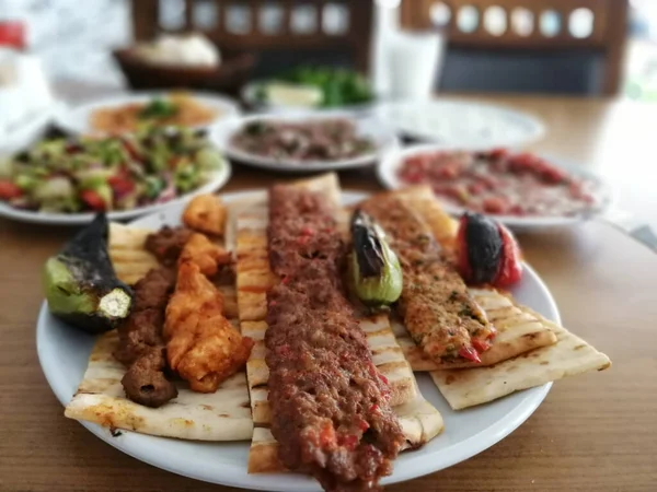 Delicioso Kebab Adana Ensaladas — Foto de Stock