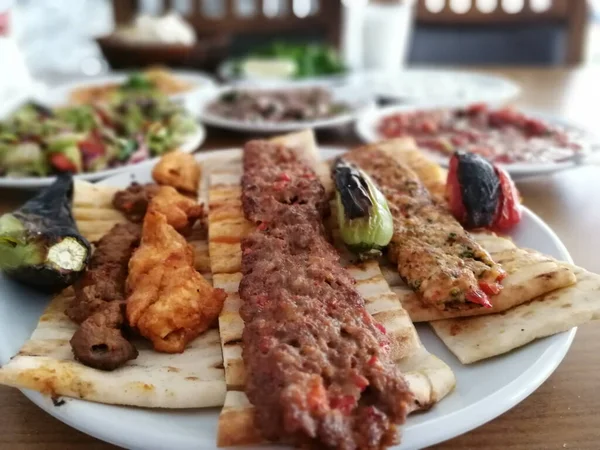 Delicioso Kebab Adana Ensaladas —  Fotos de Stock