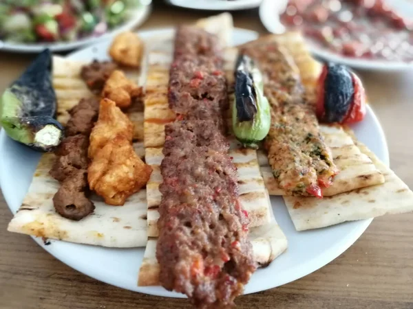 Delicioso Kebab Adana Ensaladas — Foto de Stock