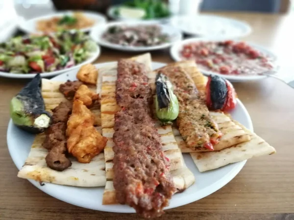 Delicioso Kebab Adana Saladas — Fotografia de Stock