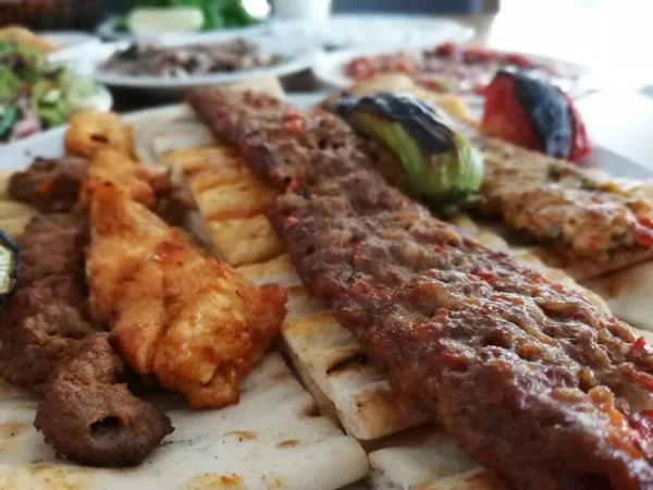 Délicieux Kebab Adana Salades — Photo