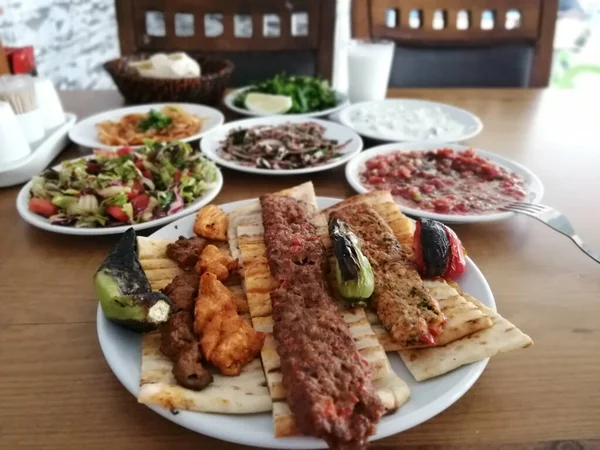 Delicioso Kebab Adana Ensaladas — Foto de Stock