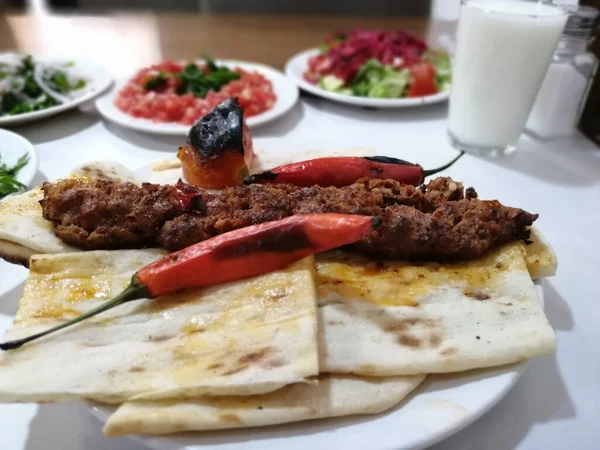 Köstliche Adana Kebab Und Salate — Stockfoto