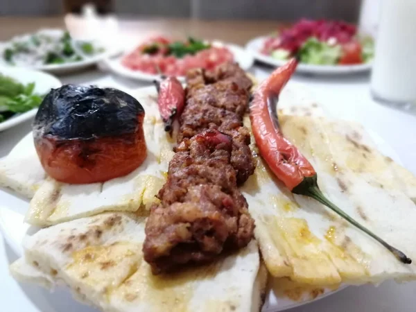 Délicieux Kebab Adana Salades — Photo