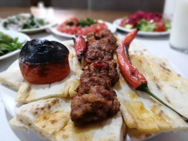 Délicieux Kebab Adana Salades — Photo