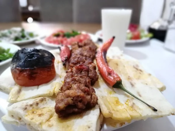 Lezat Adana Kebab Dan Salad — Stok Foto