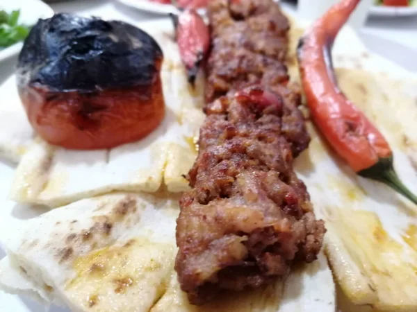 맛있는 아다나 케밥과 샐러드 — 스톡 사진