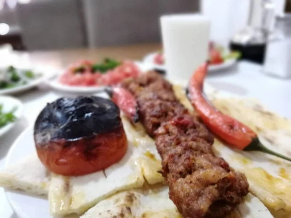 Heerlijke Adana Kebab Salades — Stockfoto