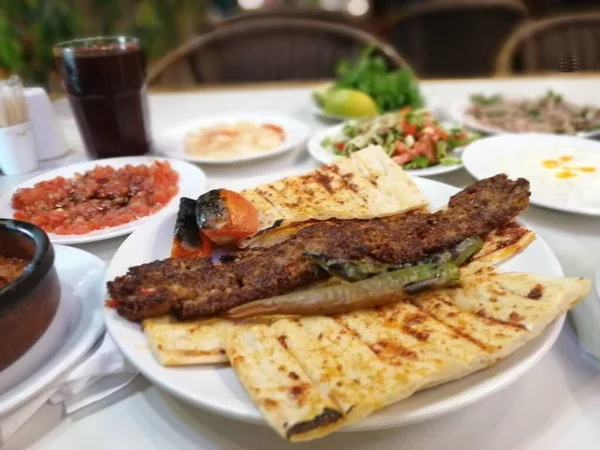 Delicioso Kebab Adana Saladas — Fotografia de Stock