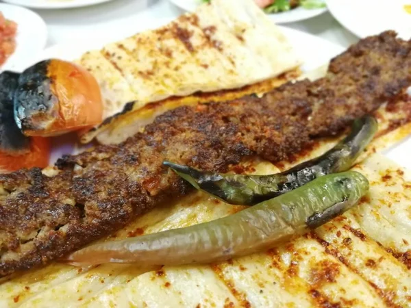 Köstliche Adana Kebab Und Salate — Stockfoto