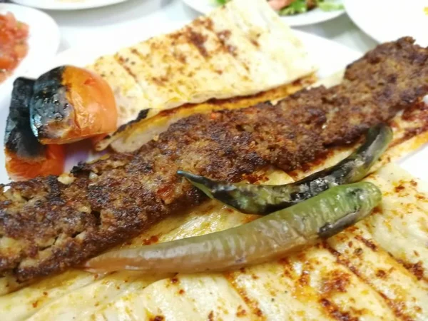 Ízletes Adana Kebab Saláták — Stock Fotó