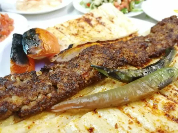 Pyszne Kebab Adana Sałatki — Zdjęcie stockowe