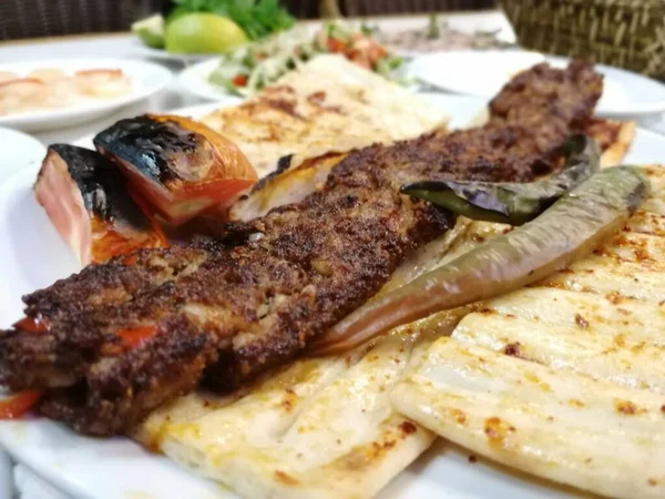 Lezzetli Adana Kebabı Salata — Stok fotoğraf