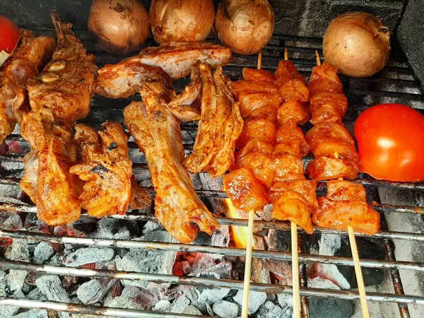 맛있는 아다나 케밥과 샐러드 — 스톡 사진