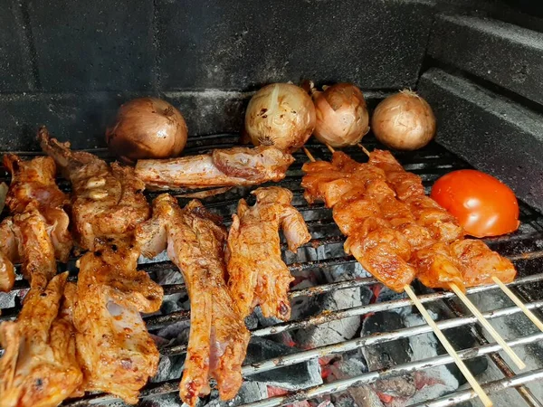 Köstliche Adana Kebab Und Salate — Stockfoto