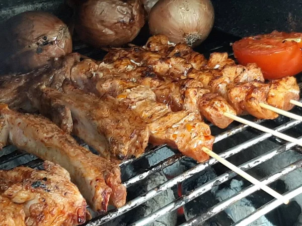 Köstliche Adana Kebab Und Salate — Stockfoto