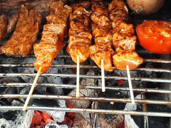 맛있는 아다나 케밥과 샐러드 — 스톡 사진