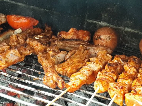 맛있는 아다나 케밥과 샐러드 — 스톡 사진