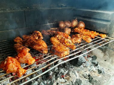 Lezzetli Adana kebabı ve salata