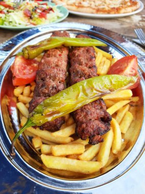 Lezzetli Adana kebabı ve salata