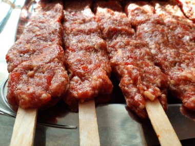 Lezzetli Adana kebabı ve salata