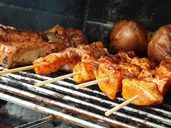 Läckra Adana Kebab Och Sallader — Stockfoto