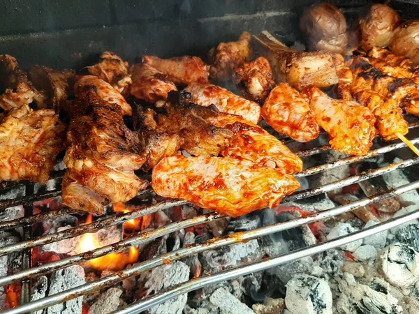 맛있는 아다나 케밥과 샐러드 — 스톡 사진