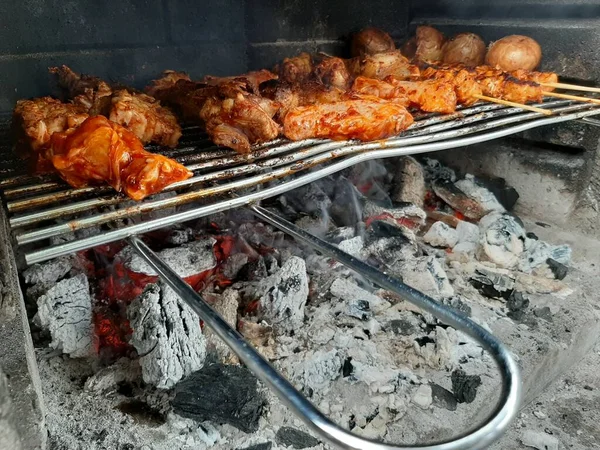Köstliche Adana Kebab Und Salate — Stockfoto
