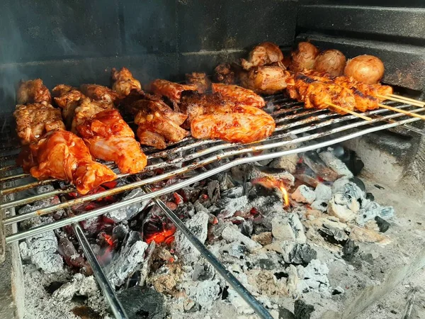 맛있는 아다나 케밥과 샐러드 — 스톡 사진