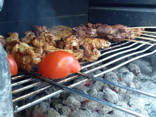 Köstliche Adana Kebab Und Salate — Stockfoto