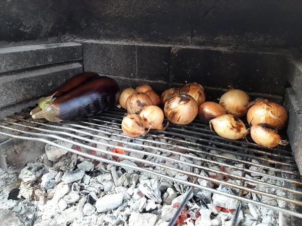 Νόστιμο Αντάνα Κεμπάπ Και Σαλάτες — Φωτογραφία Αρχείου