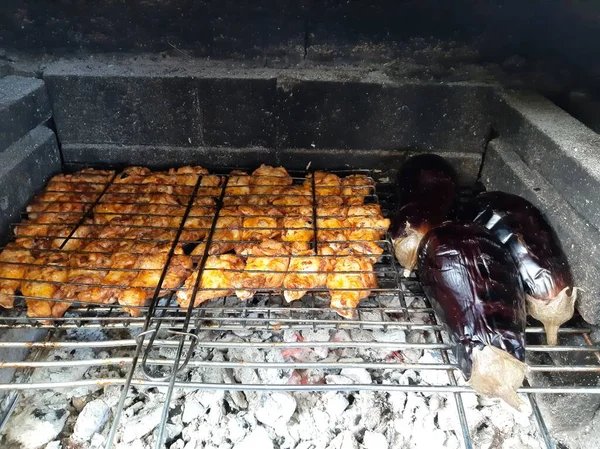 Köstliche Adana Kebab Und Salate — Stockfoto