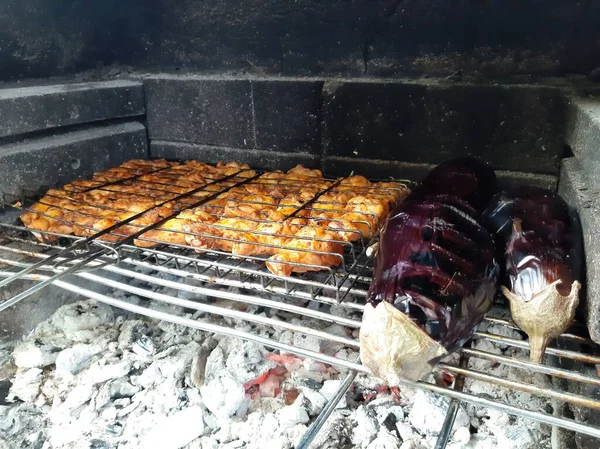 Νόστιμο Αντάνα Κεμπάπ Και Σαλάτες — Φωτογραφία Αρχείου