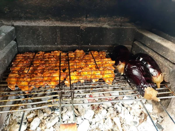 Lezat Adana Kebab Dan Salad — Stok Foto