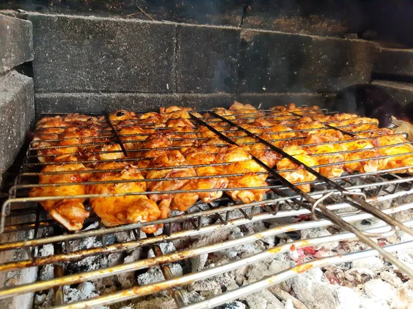 맛있는 아다나 케밥과 샐러드 — 스톡 사진