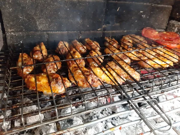 맛있는 아다나 케밥과 샐러드 — 스톡 사진