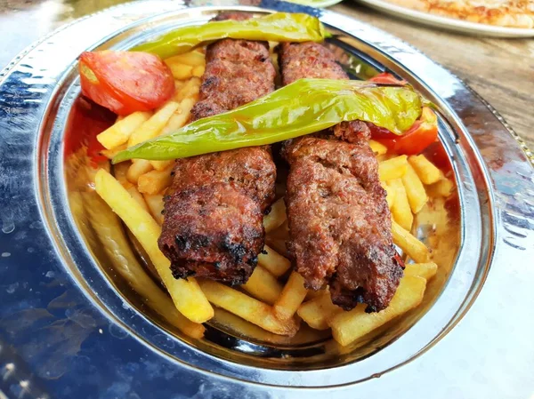 Ízletes Adana Kebab Saláták — Stock Fotó