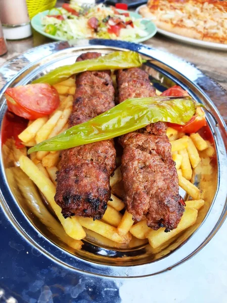 Ízletes Adana Kebab Saláták — Stock Fotó